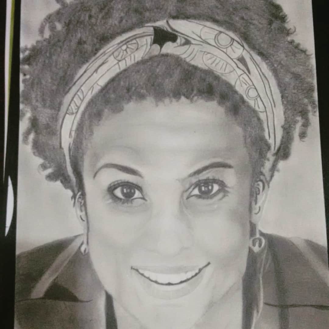 retrato realista desenhado à lápis do rosto de Marielle Franco, em preto branco. Ela sorri e olha fixamente na direção do observante.